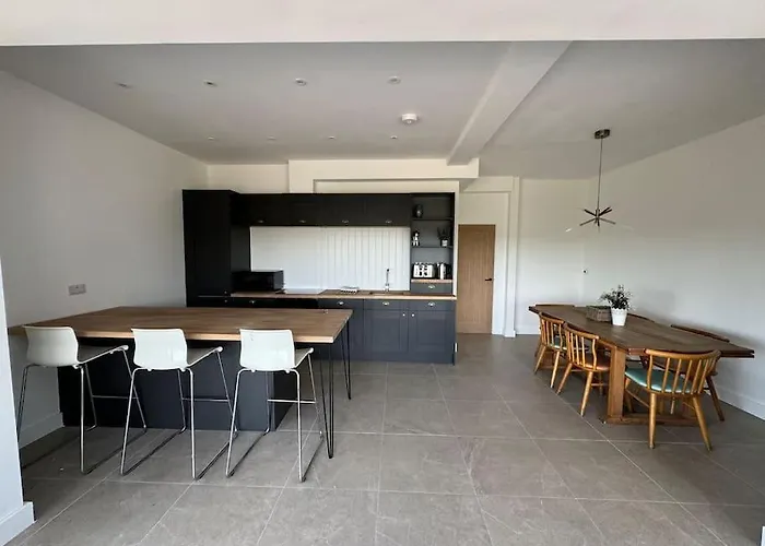 The Hayloft, Modern 4 Bed, 8 Person, Barn Conversion In A Rural Location With Great Access