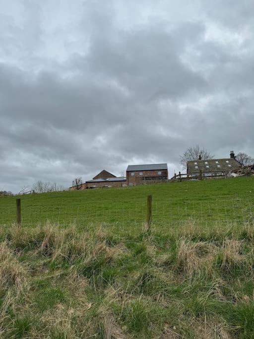 The Hayloft, Modern 4 Bed, 8 Person, Barn Conversion In A Rural Location With Great Access Holiday home Silkstone