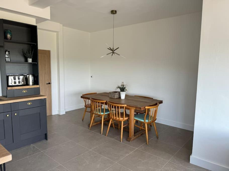 The Hayloft, Modern 4 Bed, 8 Person, Barn Conversion In A Rural Location With Great Access Holiday home