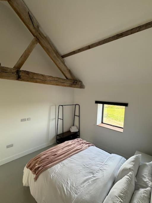 The Hayloft, Modern 4 Bed, 8 Person, Barn Conversion In A Rural Location With Great Access Holiday home *