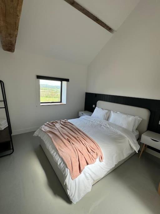 The Hayloft, Modern 4 Bed, 8 Person, Barn Conversion In A Rural Location With Great Access *